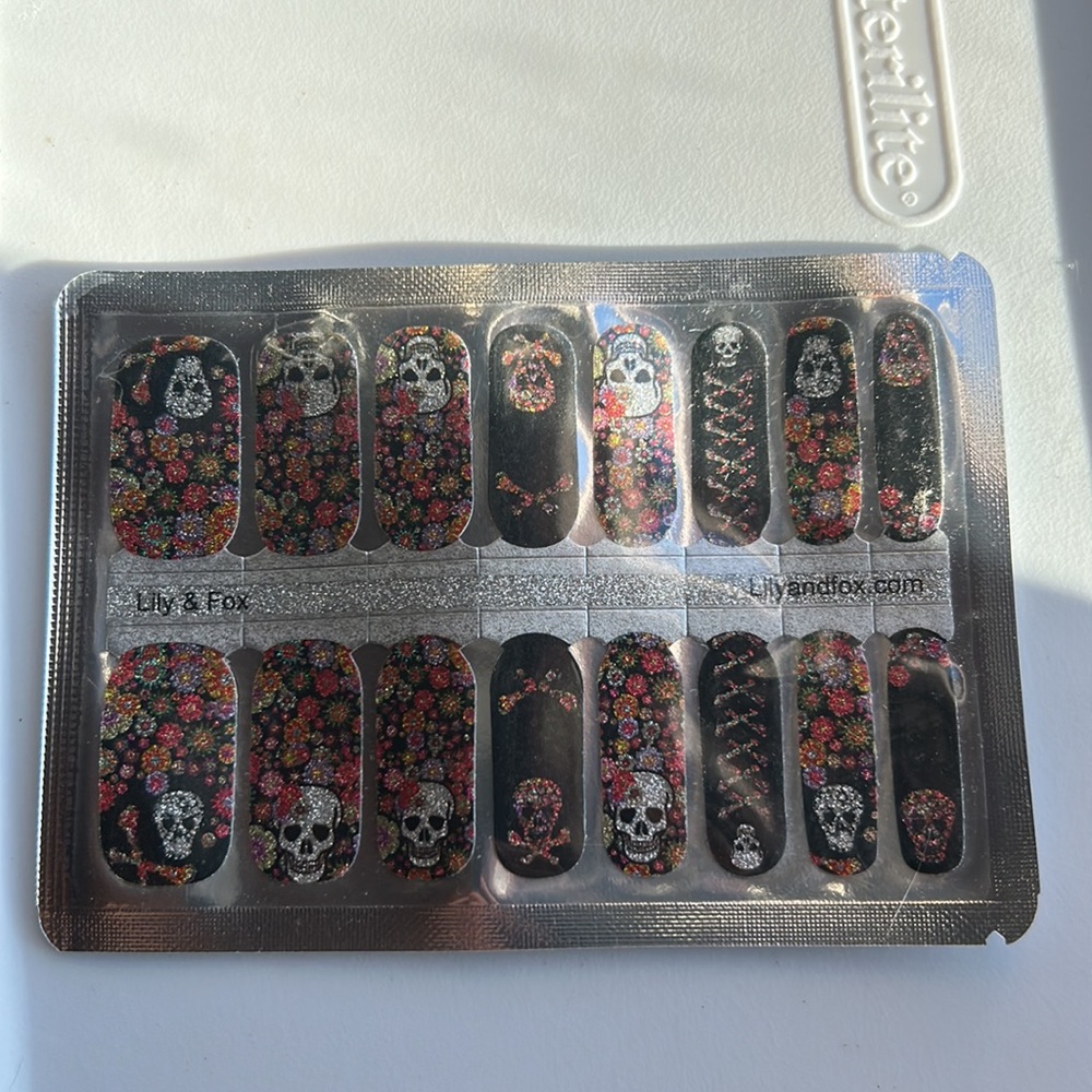 Set of 4 Nail covers by Lily and Fox - Picture 4 of 5